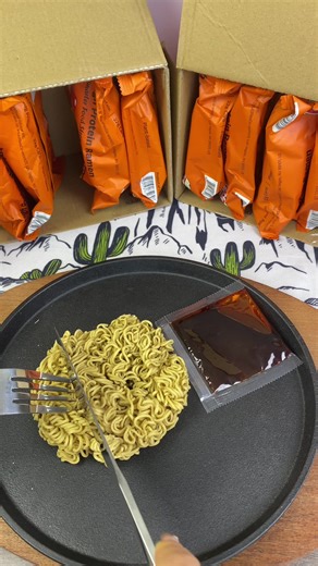 Never thought low-cal noodles could be this spicy and satisfying —no grease, no heaviness, just pure flavor and happiness. #buldakramen #noodles #foodtiktok#TikTokShopBlackFriday #TikTokShopCyberMondayl