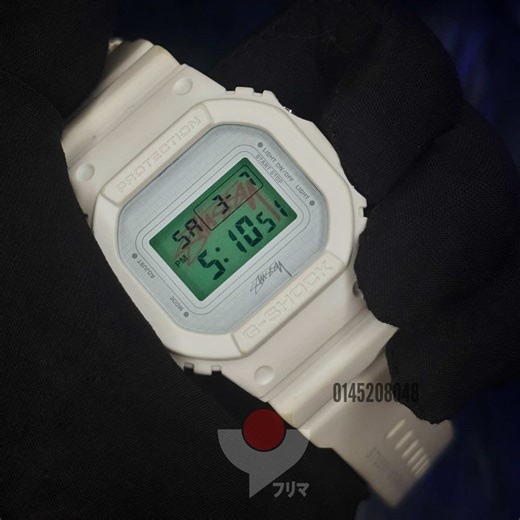 G-Shock DW-5600VT | Stüssy “Brick” White (Collaboration) Module: 3229 Condition: Used (signs of use, band slightly yellowing) Watch only will be given A Stüssy × G-Shock collaboration based on the iconic DW-5600 square. This “Brick” edition features a clean white colorway with a subtle brick pattern motif on the dial and Stüssy branding, referencing the classic G-Shock toughness concept. Released around 2016 through selected Stüssy Chapter stores, this DW-5600VT collaboration variant is sought a