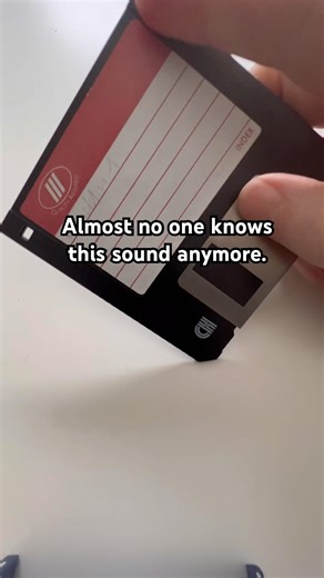 Sound of 3,5 floppy disk with Aladdin Computer game. #past #sound #tech #asmr #floppydisk #pc