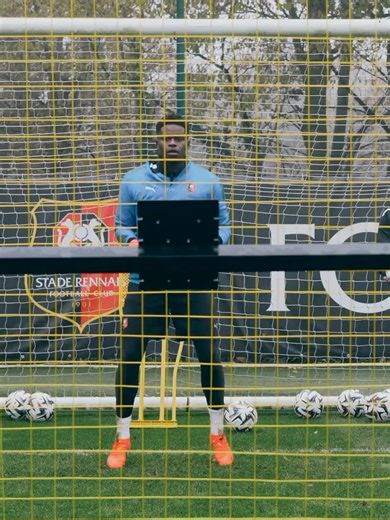 Using ball rebounds is a simple and effective way to develop goalkeeper agility. Unpredictable bounces force goalkeepers to: • React faster • Adjust footwork • Improve coordination • Stay balanced under pressure • Make quick decisions in tight spaces The ball doesn’t always behave as expected — neither should the training. Train the reaction. Train the movement. Train the game.