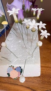 15K views · 81 reactions | I love roses but the stephanotis flowers are so adorable. #cakedecorating #cake #cakedesign #gumpasteflowers | Design Me a Cake | Facebook