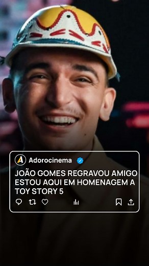 💛🤠 Essa música emociona qualquer um! O cantor @joaogomescantor regravou “Amigo Estou Aqui” em homenagem ao lançamento de Toy Story 5, trazendo uma nova versão da canção que marcou gerações de fãs da franquia. 💙🤠🚀 Vale lembrar que a música não faz parte da trilha sonora oficial do filme e foi gravada apenas como uma homenagem ao retorno de Woody, Buzz e seus amigos às telonas. 🎶 📆 Toy Story 5 estreia em 17 de junho nos cinemas. E aí, quem também ficou com vontade de rever todos os filmes d