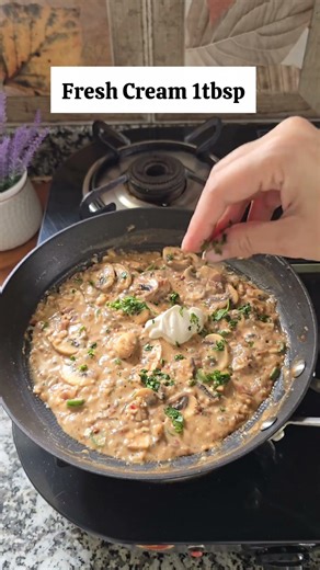 Cafe Style Breakfast at Home | Cheesy Mushroom Bagel Recipe | Easy Vegetarian Brunch Idea
