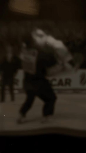 Judo là môn võ thuật có nguồn gốc từ Nhật Bản, nổi tiếng với những kỹ thuật quật ngã và kiểm soát đối thủ bằng đòn bẩy, sự cân bằng và kỹ thuật chính xác. Thay vì tập trung vào các đòn đấm hay đá, Judo khai thác chuyển động và trọng lượng của đối phương để tạo ra những cú ném đầy uy lực. Trên thảm đấu, chỉ một khoảnh khắc mất thăng bằng cũng có thể khiến võ sĩ bị quật ngã và mất lợi thế hoàn toàn. Bên cạnh các kỹ thuật ném, Judo còn bao gồm những đòn ghìm, khóa và siết giúp kiểm soát đối thủ một