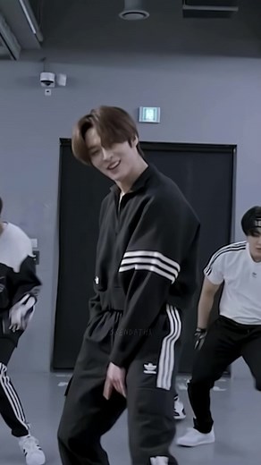 Someone explain pls #leeknow #skzminho #straykids #스트레이키즈 #skz #freeze #skzfreeze