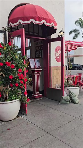 Explore the Vintage Charm of 1950s Diners