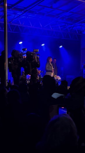 En direct du rassemblement à la Place publique de l’Assomption, Marie-Annick Lépine et Jean-François Pauzé sont venus saluer tous les gens présents pour rendre un dernier hommage à Karl Tremblay. 💫🕊️ ➡️ La vidéo complète sur le rythmefm.com #rythme1057 #cowboysfringants #karltremblay