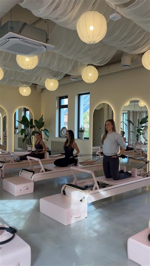 Jedno ćwiczenie - trzy poziomy zaawansowania 👌💗 1 reformerownia w 🇵🇱| pilates | pilates reformer | profesjonalna kadra | aesthetic studio | community | girl power | begginer | intermediate | advanced | Polka Pilates Rzeszów