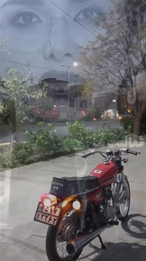 ‎موتور بازان | motor bazan‎ on Instagram‎: "سعید 🛠️ Technical Simplicity and Engineering Focus The core of the Honda CG 125's success is rooted in a specific engineering decision made in the mid-1970s. Its predecessor, the sophisticated CB125 with an Overhead Camshaft (OHC) engine, required regular and precise oil changes—a necessity often neglected by riders in developing markets, leading to engine wear and failure. Honda's solution for the CG 125 was to revert to a much simpler Overhead Valve