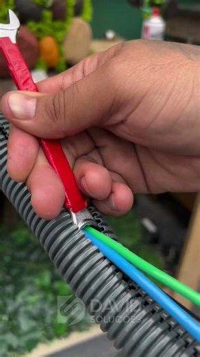 How to Quickly Run Wires Through a Conduíte#ElectricalTips #ConduitHacks #DIYWiring