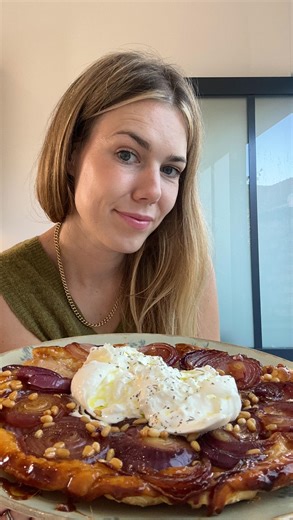 Anne-Charlotte Boukachabine on Instagram: "Tarte Tatin aux Oignons Rouges Ingrédients : - 4 oignons rouges - 30 g de beurre - 2 cuillères à soupe de sucre roux - 1 cuillère à soupe de vinaigre balsamique ou de crème balsamique - 30g de pignons - 1 pâte feuilletée - Herbes de Provence - 1 belle burrata Instructions : 1. Préchauffez votre four à 190°C. 2. Coupez les 4 oignons rouges en rondelles. 3. Dans une casserole, faites fondre 30 g de beurre à feu doux. Ajoutez les 2 cuillères à soupe de suc