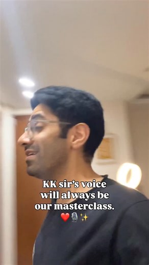 ✨ The legend KK sir ki singing class — phir se ek baar mere dil ke saamne. Main woh interview dekh raha tha jahan interviewer ne pucha: “Us gaane ka woh section jisko gaa ke tripti mile?” Aur KK sir ne gaa ke bataya: “Sunle bekhabar kyu aankhen pher kar…” Tab main socha — music lover hone ka matlab hi hai repeat karna, sikhna, feel karna. Main KK sir ka 10% bhi nahi hoon, lekin jo gems diya unke naam. ❤️ We always have his voice, his music, and moments like these. #KK #KKInterview #Alvida #KKCla