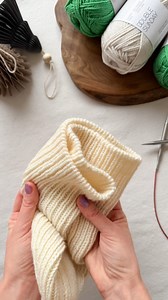 ⭐️Italian Cast-On (Tubular Cast-On)⭐️ ❤️If you enjoyed this video and found it helpful, please give it a like and save it ❤️ It used to create a neat and elastic edge for 1×1 ribbing. Preparation: - Leave a long yarn tail. - Make a slip knot or wrap the yarn around the needle (as shown in the video). This loop counts as the first stitch. - Position the working yarn behind the needle and the yarn tail in front of the needle. Casting on stitches: Stitches are cast on by alternating purl and knit s