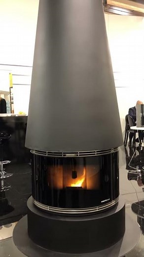 La Cheminée centrale Center Room Moretti Design tourne à 180°, facile à utiliser et installer.