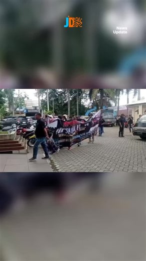 Aksi Protes Pekerja PT SGS: Tolak PHK Sepihak Para pekerja PT Sumber Graha Sejahtera (SGS) melakukan aksi protes di Gedung DPRD Jember, Rabu (7/1/2026), menolak PHK sepihak yang dinilai tidak adil. Massa aksi yang tergabung dalam Laskar Jahanam menuntut kejelasan dan pemenuhan hak-hak pekerja. Mereka menilai perusahaan mengabaikan prosedur hukum dan hak-hak pekerja dalam proses PHK. Koordinator aksi Laskar Jahanam, Dwi Agus Budiyanto, menyatakan bahwa PHK dilakukan tanpa mekanisme yang semestiny