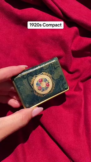 Exploring a 1920s Compact: Swatching Vintage Rouge