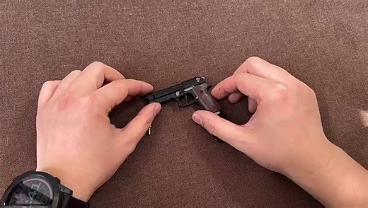 2024 Hot Sale Toy Gun1:3 Ejection Throwing Alloy Model Revolver Keychain Detachable Gun Keychain