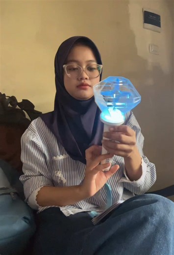 Unboxing Merchandise Kpop di Depan Keluarga