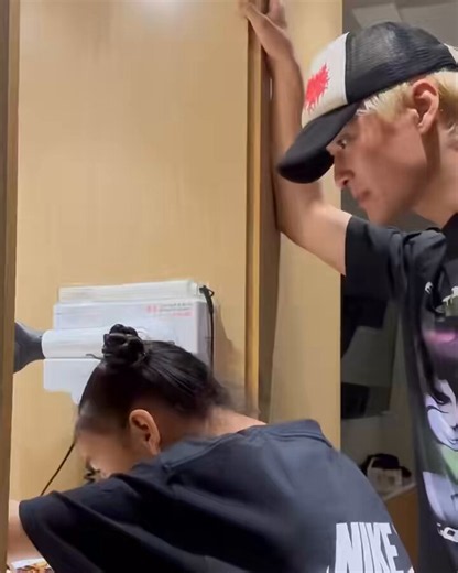 突然流れてきたこのイケメンめちゃくちゃマークに見えるしジェヒョンにも見えて脳バグ　同時に2人の顔が共存してて凄すぎる　何これ