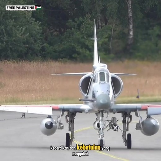 Bayangkan pesawat kecil era 1950-an, terbang rendah menyentuh ombak, menantang radar, dan berhasil menenggelamkan kapal perang modern Inggris! Inilah kisah nyata A-4 Skyhawk, jet sederhana yang berubah menjadi legenda di Perang Falklands 1982. Dengan keberanian luar biasa dan strategi gila, para pilot muda Argentina menulis sejarah — menunjukkan bahwa keberanian dan kecerdikan bisa mengalahkan kekuatan teknologi raksasa. Dalam video ini, kita akan menelusuri: ✈️ Rahasia desain revolusioner Skyha
