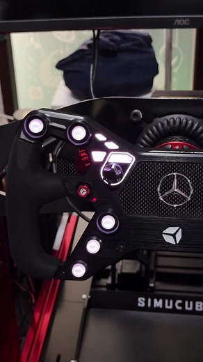 สัมผัสประสบการณ์พวงมาลัย Mercedes-AMG GT