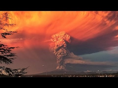 Entra en erupción el volcán Calbuco tras medio siglo dormido
