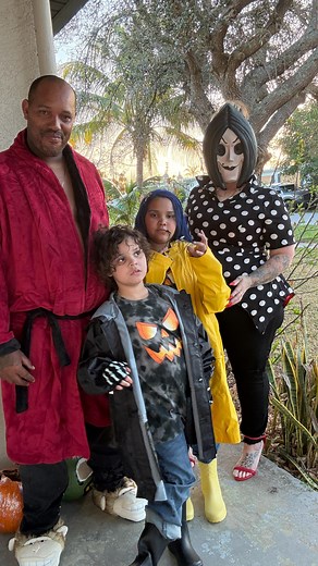 724K views · 22K reactions | Part one of two HAPPY HALLOWEEN 凉李殺 come trick-or-treating with us starting at￼ @teresaharris9066 @daddycookiiee #coralinecostume #coraline #halloween #fyp #nunezfamilyof4 #nunezfamilyrealitytv #vlog #trickortreat #candy #comewithus | Christine Thornton | Facebook