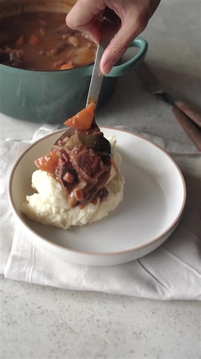Craving a cozy dinner idea? 🍲 Try this classic Beef Bourguignon recipe! Slow-cooked, tender beef, rich red wine sauce, and aromatic veggies—perfect for a fall night in. 🥩🍷 #BeefBourguignon #ComfortFood #EasyRecipes #dinnerinsporecipe #Foodie Shot for @foodandhomesa