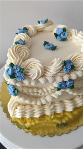 old school charm, fresh skills. join kelsey from eat me bakery to decorate a heart shaped cake with vintage decorating techniques. gift it to mom for mother’s day, or eat the whole thing yourself 👀 #cakedecorating #cookingclass #vintagecakes #bakehousemn #cake