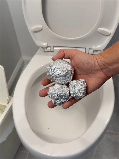 The toilet cleaning trick plumbers have been hiding for years #toilet #bathroom #lifehacks