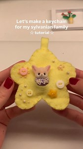 DIY felt pocket for my sylvanian families ✮ (tutorial on how to make one) What shape should I make next? Moon, apple or maybe something else? #diy #sylvanianfamilies #feltcraft #bagcharm #trinkets #craft #diyprojects (Felt crafts, felt diy, sylvanian families keychain, cute bag accessory, trinket keychain, cute diy ) | Lola Malins