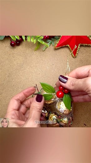 Have you tried to make a Christmas ornament with chocolates? Make your Christmas gifts 🎁 #fblifestyle #videotutorial #Christmas @topfans | Home Decoration