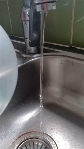 Deflecting Droplet Stream with Statically Charged Balloon