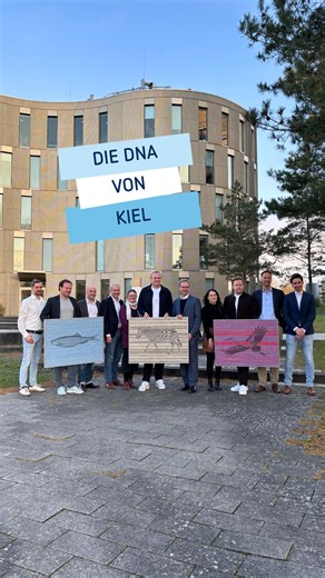 UKSH on Instagram: "🧬Die DNA von Kiel entschlüsselt⚓ Was haben Sprotte, Zebra und Storch gemeinsam? Sie stehen sinnbildlich für @kiel.de, den @thwhandball und @holsteinkiel. Ihre Genome wurden am CCGA / IKMB auf höchstem technologischen Niveau entschlüsselt und als Kunstwerke aufbereitet. Bei den Drucken wurden jeweils 500 Basenpaare der Erbgutinformation in einem Pixel zusammengefasst. Der Anteil der vier DNA-Basen – der Buchstaben des Lebens - A (Adenin), T (Thymin), C (Cytosin) und G (Guanin