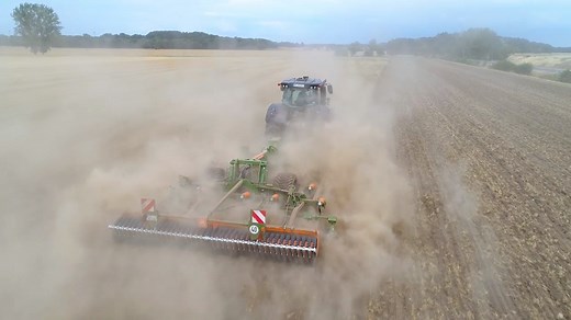 Die Anhänge-Scheibeneggen-Grubber-Kombination Ceus-2TX mit Arbeitsbreiten von 4 m bis 7 m ist die flexibelste Bodenbearbeitungsmaschine im Segment. Durch die Kombination von Scheibenfeld und Zinkenfeld bietet der Ceus mit vielen Vorzügen der AMAZONE Scheibeneggen und AMAZONE Grubber eine maximale Leistungsfähigkeit. Der Ceus eignet sich sowohl für die Stoppel- als auch für die Grundbodenbearbeitung, die tiefe Lockerung, die Saatbettbereitung und insbesondere für Betriebe mit viel Organik. #amazo