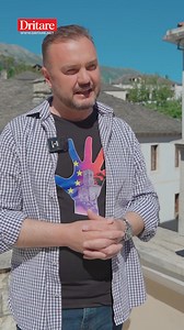 Piro Dhima: Tani në Gjirokastër vijnë shumë grekë, dhe janë shumë të impresionuar nga Shqipëria. Ata thonë që Shqipëria ka një të ardhme të ndritur dhe do ia kalojë në zhvillim e turizëm, edhe Greqisë. Me hyrjen në BE ne fqinjësinë do ta bëjmë një familje. Unë i takoj të gjithë gjirokastritët. Nuk bëj diferenca, shkoj te të majtë e te të djathtë, në çdo shtëpi.Ndiqe emisionin tani né #youtube #dritaretv #rudinaxhunga Piro Dhima, një deputet për Gjirokastrën. https://youtu.be/YjqSbdUMNko?si=sNszE