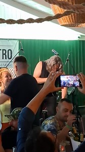 Live: #LaurentiuCazan aduce o ploaie de iubire in seara de #VamaVeche la #BibiBistro 🤗😘😍😍😍 | Nopti de Vama