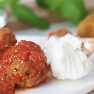 We love these juicy, Italian turkey meatballs in homemade tomato sauce. Serve them over your favorite pasta, pizza or sandwich! https://www.skinnytaste.com/skinny-italian-meatballs-turkey-1-p/ | Skinnytaste