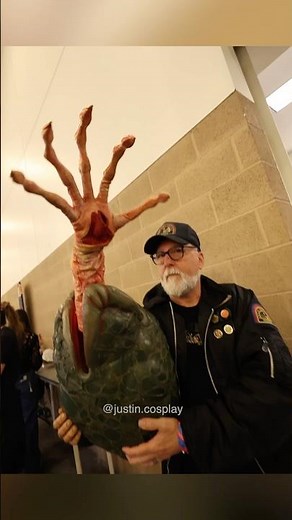 Best face hugger cosplay #alien #monsterpalooza #jumpscare