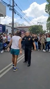 Se a viralizado el video donde un maestro del IPN conocido como "El Peters", quien cito a un supuesto alumno fuera de la unidad de Zacatenco de esta institución para "arreglarse", pero todo terminó en una pelea entre los dos. | Noticias Regionales