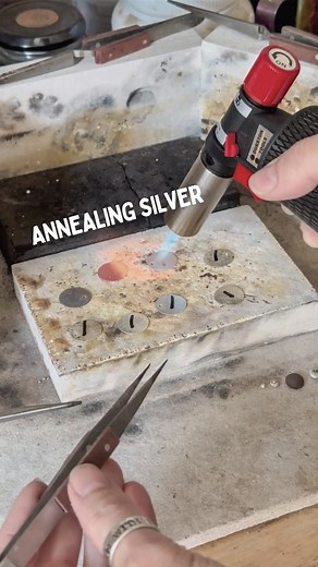Do you do this too? ⚒️🔥 I’d like to think I’ve been working with metal for long enough now to be able to judge when the correct annealing temperature is reached and the silver goes a dark red colour. But there’s something reassuring about using the sharpie method to be extra confident. Or perhaps it’s just one of those old habits now that I can’t break! Either way, if you want to know when your metal is at or about to reach annealing temperature, then this is a handy trick to use. It’s not fool