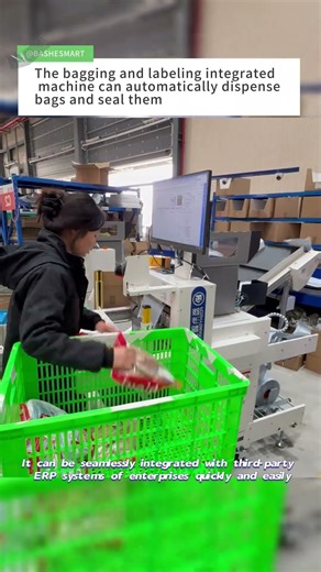 The bagging and labeling integrated machine can automatically dispense bags and seal them