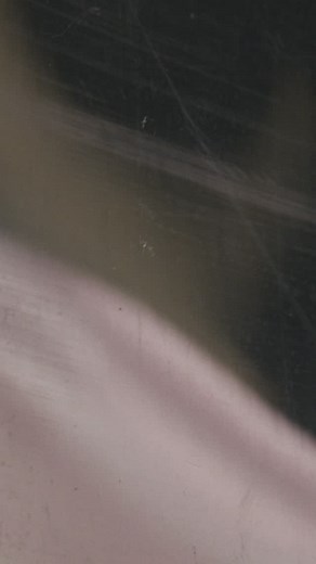 Charleroi danse présente : Coulisses Une immersion unique au cœur du processus de création artistique, du premier geste jusqu’à la scène. Dans cette série, découvrez les coulisses de Holobiontes, une œuvre signée par nos artistes associés Florencia Demestri et Samuel Lefeuvre. Dans ce premier épisode, plongez dans le tout début de l’aventure : comment commence-t-on une création ? L’épisode dans son intégralité est à retrouver sur la chaîne YouTube de Charleroi danse. Holobiontes sera présenté en