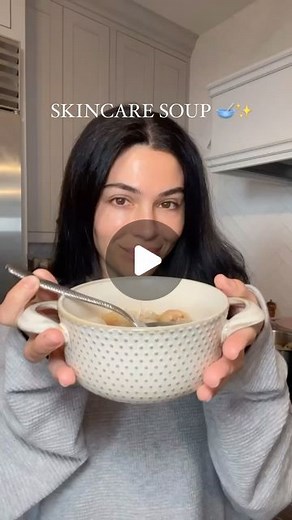 teni on Instagram: "I don’t know where to start with my obsession over this soup! A few weeks ago I saw a recipe on *the other app* for snow fungus soup on @thatsotee’s page, so I immediately started looking for the ingredients. Fast forward to now, I’ve been having the soup every day for breakfast the last week. 😆 Ingredients I used: Dehydrated snow fungus (tremella fuciformis) Peach gum (resin from peach trees) Dried longans Lotus seeds Ginger Jujubes (red dates/Chinese dates) Rock sugar (lol