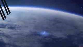 Astronautas en la ISS captaron un inusual rayo azul ascendiendo por la estratosfera