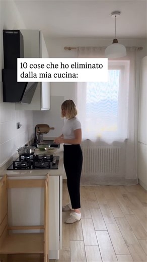 Irina Potinga | Spazio Grigio® on Instagram: "1. Tappeti e tappetini - ne avevo 1 ma si macchiava continuamente, era brutto da vedere, quindi lavalo smacchialo, fai lavatrici solo per quel tappeto no grazie. Così passare l’aspirapolvere la sera è veramente un attimo e anche lavare. E se cade una goccia è un attimo pulirla con una salvietta. 2. Portamestoli e portacoltelli - non li trovo necessari, e sono 2 cose in meno da pulire e gestire e se la superficie è vuota dare una pulita è un attimo. 3