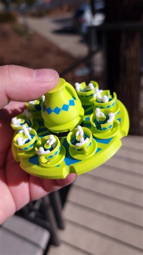 This tea cup ride zoetrope spinner will make your head spin. #animation #zoetrope #3dprinting #mesmerizing