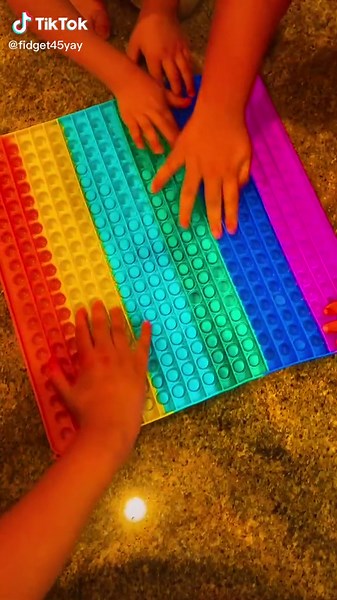 How many hands did you see??? #sadisfying #popitsounds #popit #jumbopopit #rainbow #fidget