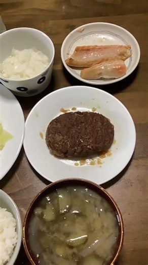 ハンバーグ、蒸しキャベツ、茄子と玉ねぎの味噌汁