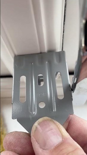 Top fix venetian brackets position